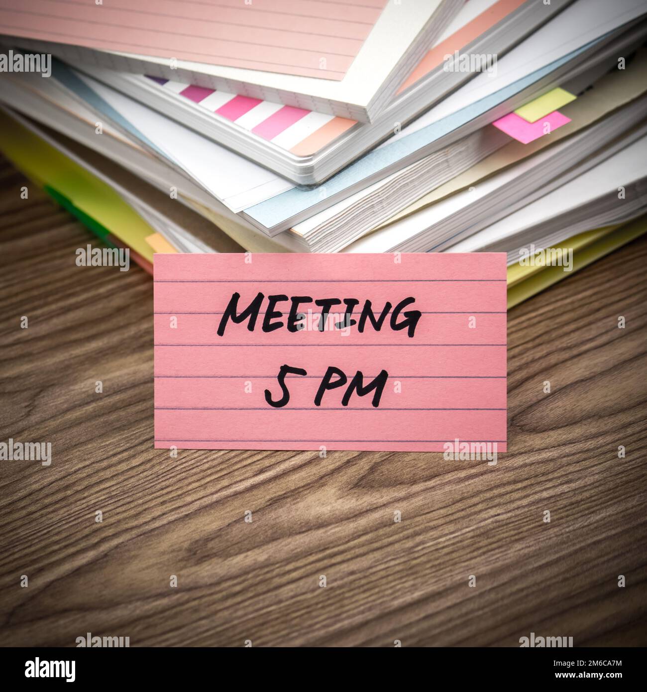 Réunion 5 h ; la pile de documents d'affaires sur le bureau Banque D'Images