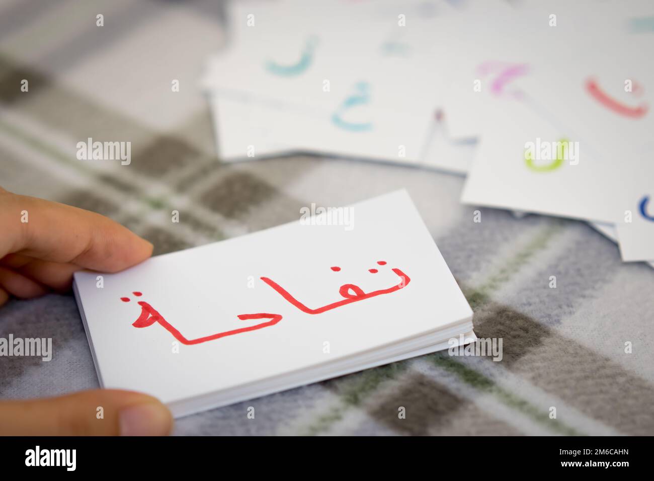 L'arabe ; l'apprentissage du nouveau mot avec l'Alphabet Cartes (Traduction ; Apple) Banque D'Images