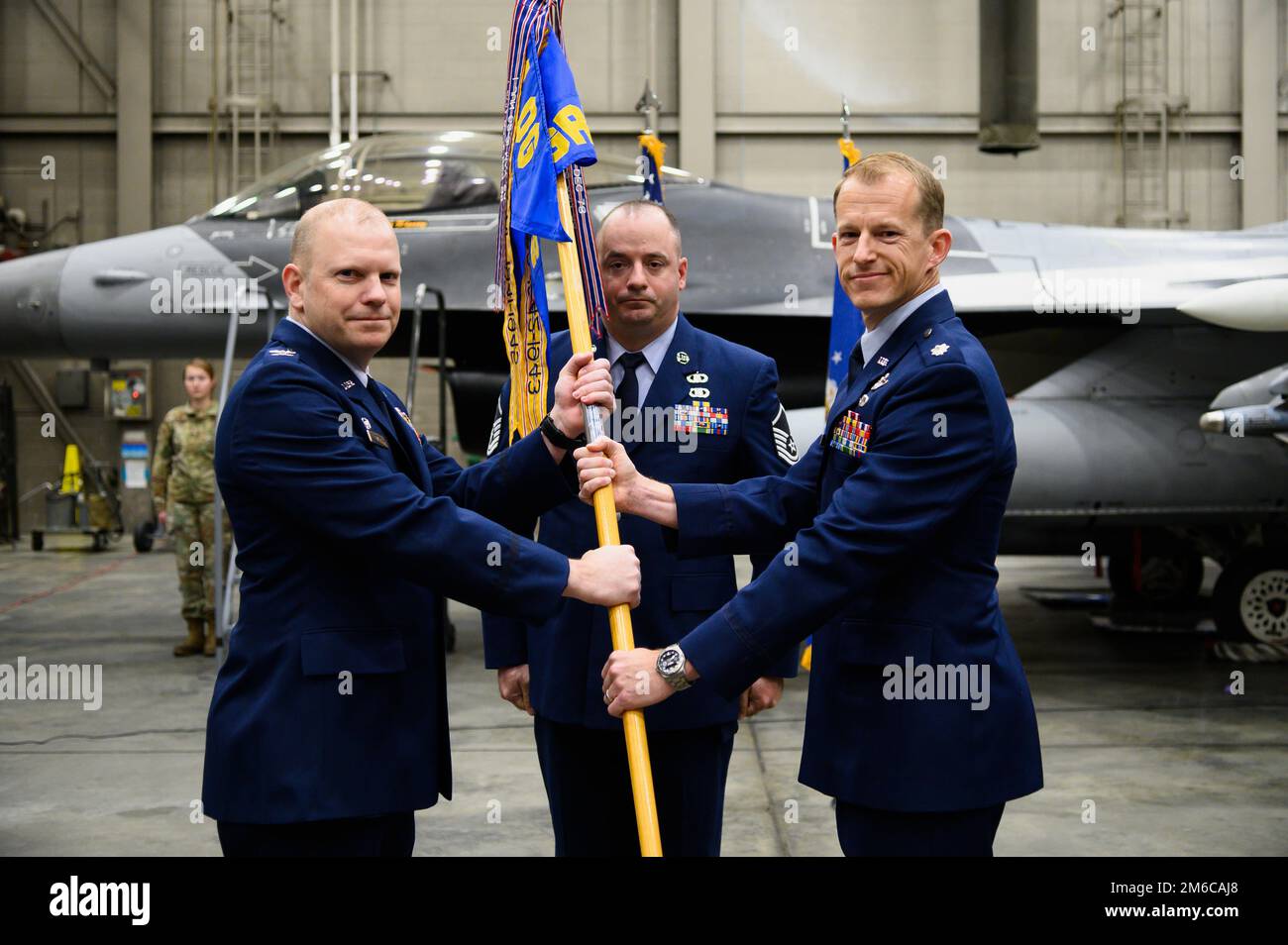 ÉTATS-UNIS Le colonel de la Force aérienne Lawrence Evert, commandant du Groupe des opérations 354th (à gauche), et le lieutenant-colonel Randolph Kinsey, commandant sortant de l'escadron 18th agresseurs, posent pour une photo lors d'une cérémonie de passation de commandement de l'AGRS en 18th sur la base aérienne d'Eielson, en Alaska, au 22 avril 2022. Les agresseurs du renard bleu de 18th appuient l'exécution d'exercices prioritaires du commandant de la Force aérienne du Pacifique pour inclure LE DRAPEAU ROUGE de l'Alaska, LE COPE NORTH et le Northern Edge tout en fournissant un appui aérien de l'adversaire à la Force aérienne de combat. Banque D'Images