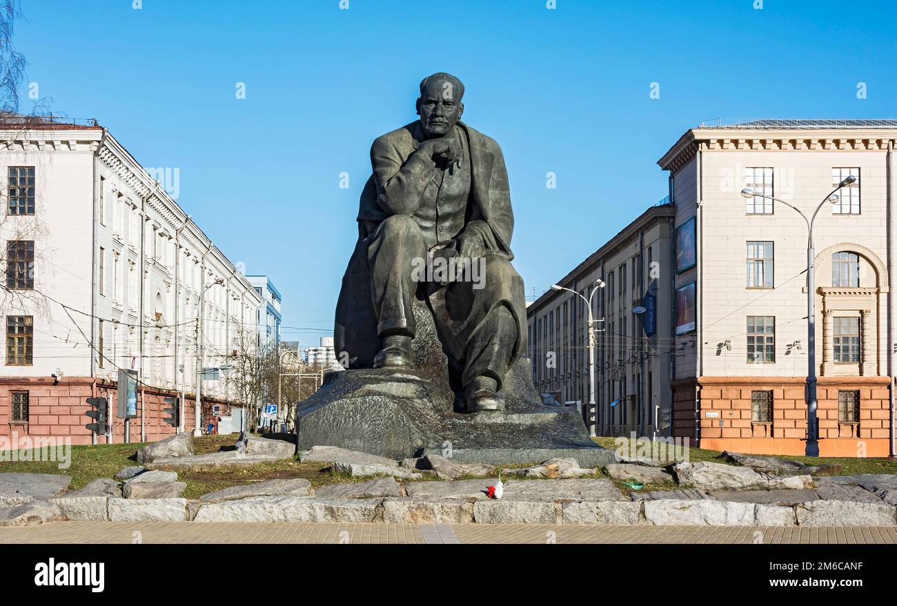 Monument à l'écrivain bélarussien Yakub Kolos à Minsk (Bélarus) Banque D'Images