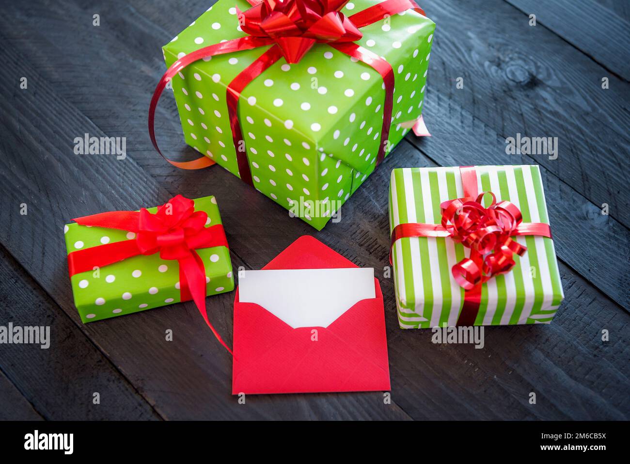 Boîtes cadeaux avec ruban rouge Banque D'Images