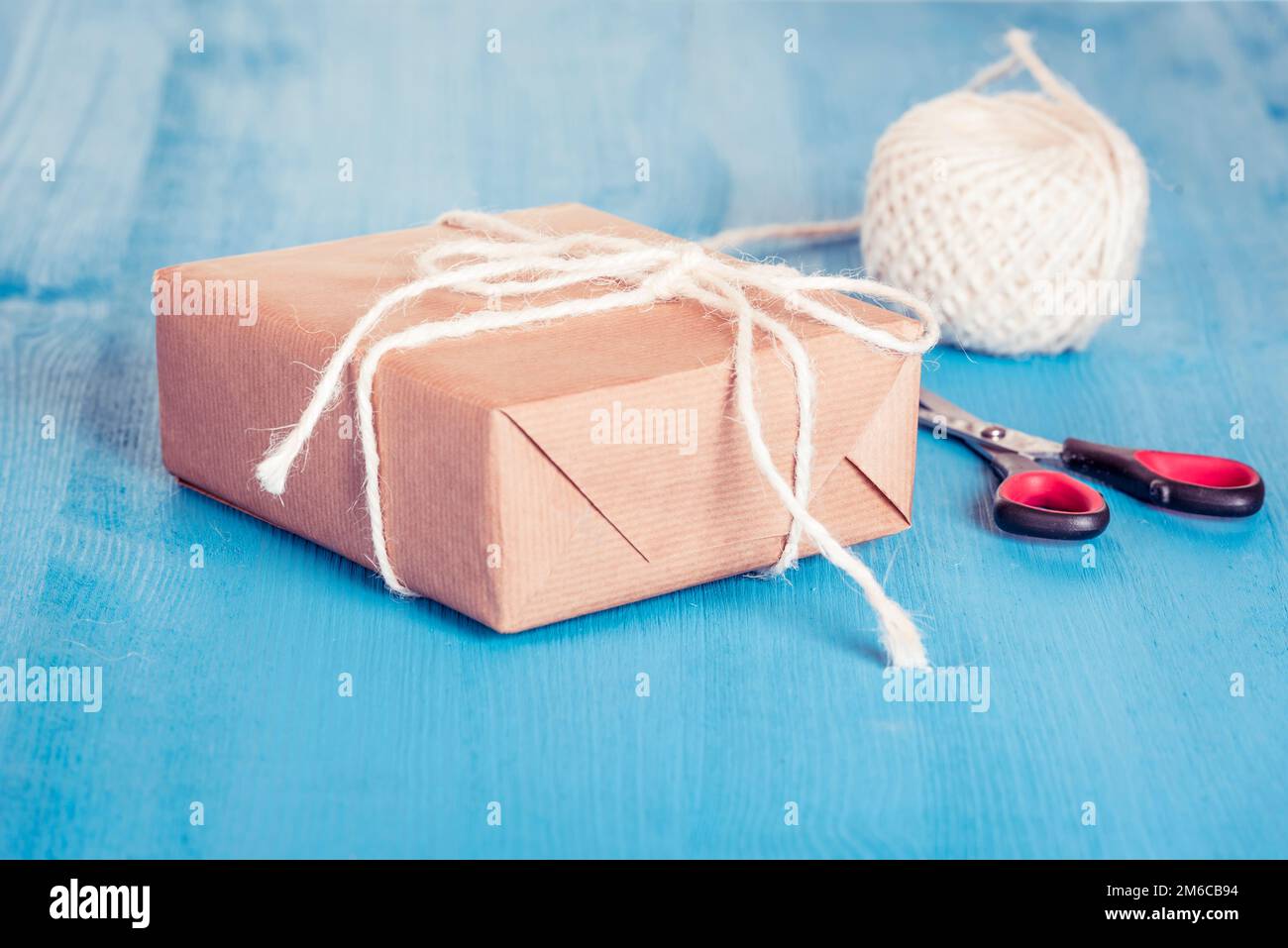 Enveloppé dans du papier cadeau Banque D'Images