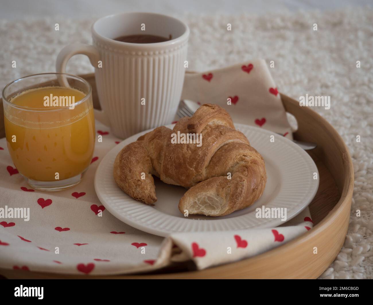 petit-déjeuner continental pour la saint-valentin, composé d'un café, d'un croissant et d'un jus d'orange Banque D'Images