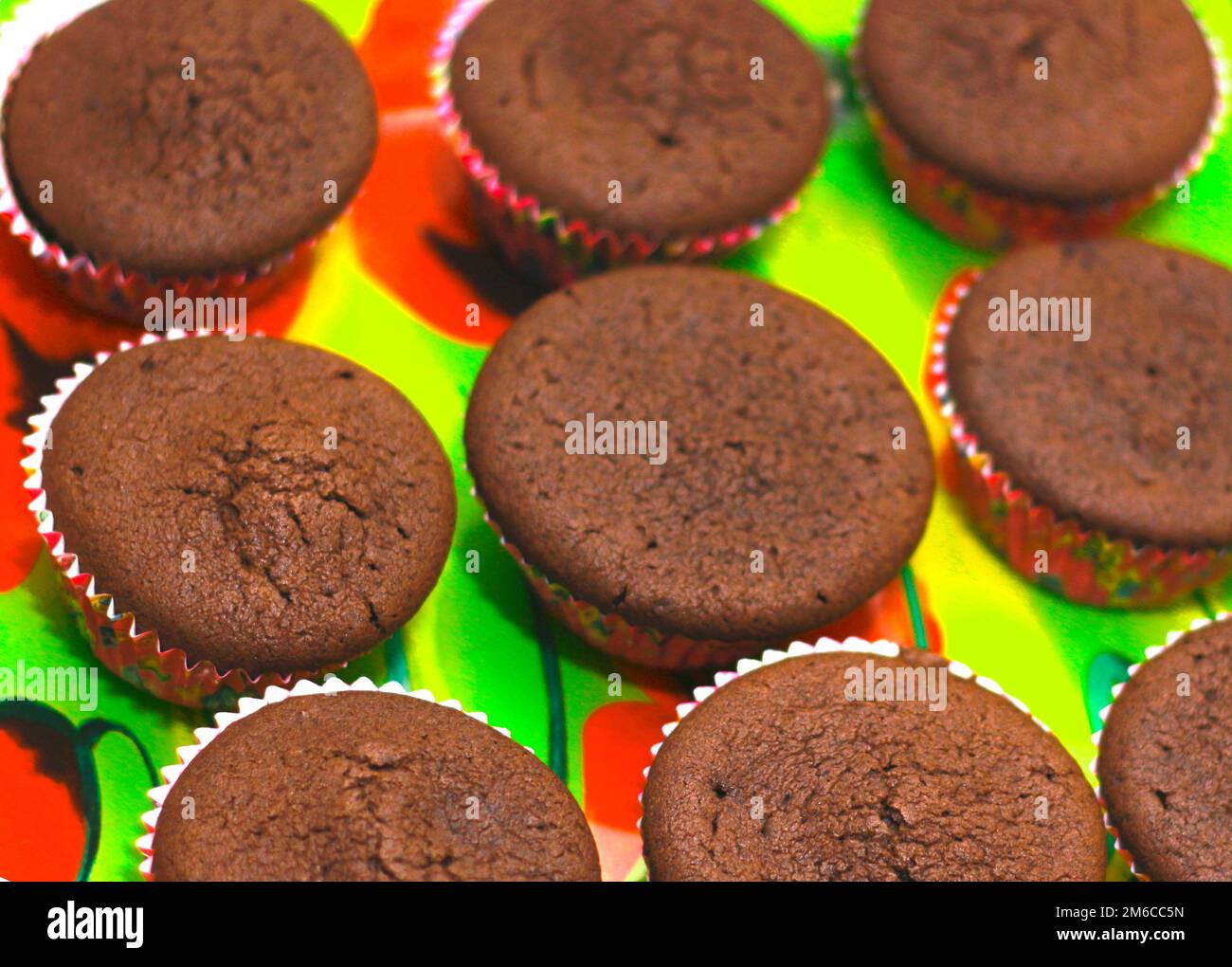 Muffins dans des formes pour la cuisson . Banque D'Images