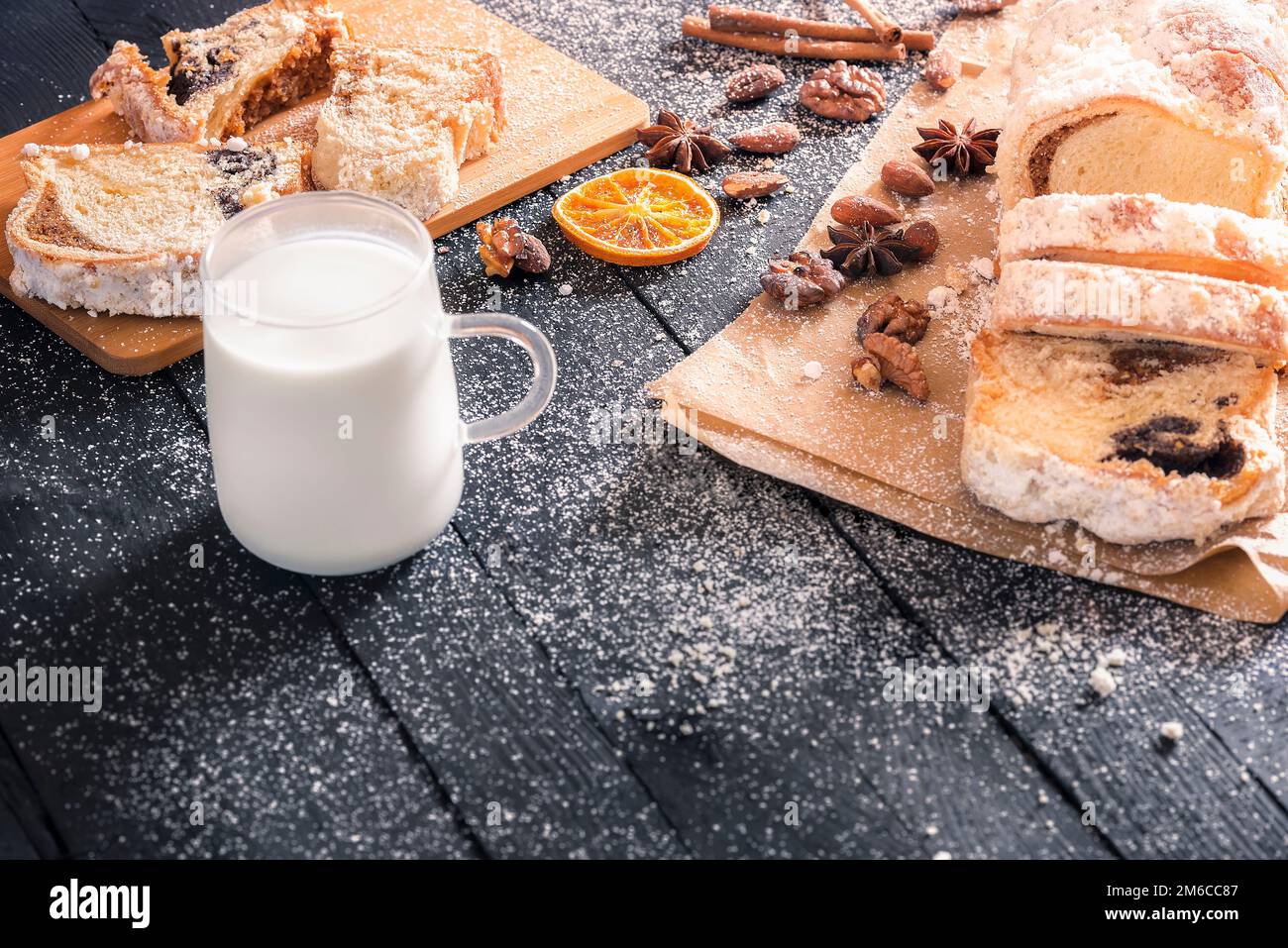 Un dessert savoureux et tasse de lait Banque D'Images