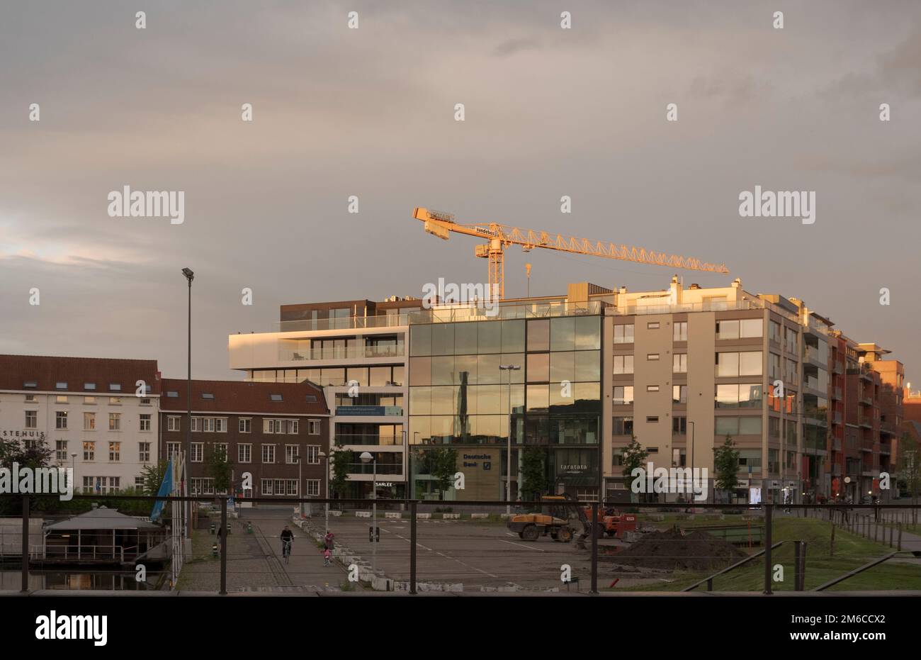 Hasselt-Limbourg-Belgique. 10-08-2021. Paysage urbain. Coucher de soleil après la pluie. Grue entre les maisons Banque D'Images