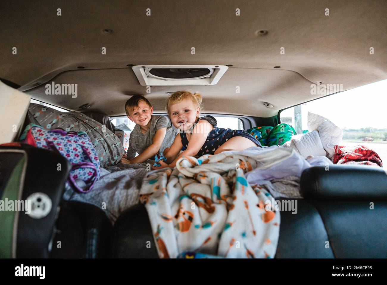 Les enfants au lit d'une camionnette sont prêts pour un voyage en voiture Banque D'Images