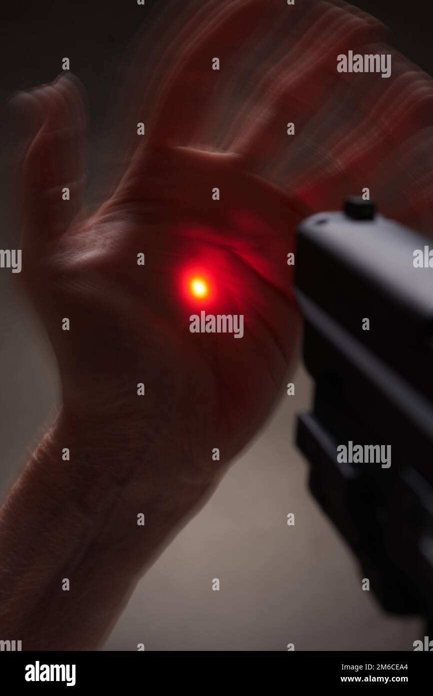 Hands with pistol Banque de photographies et d'images à haute résolution -  Alamy