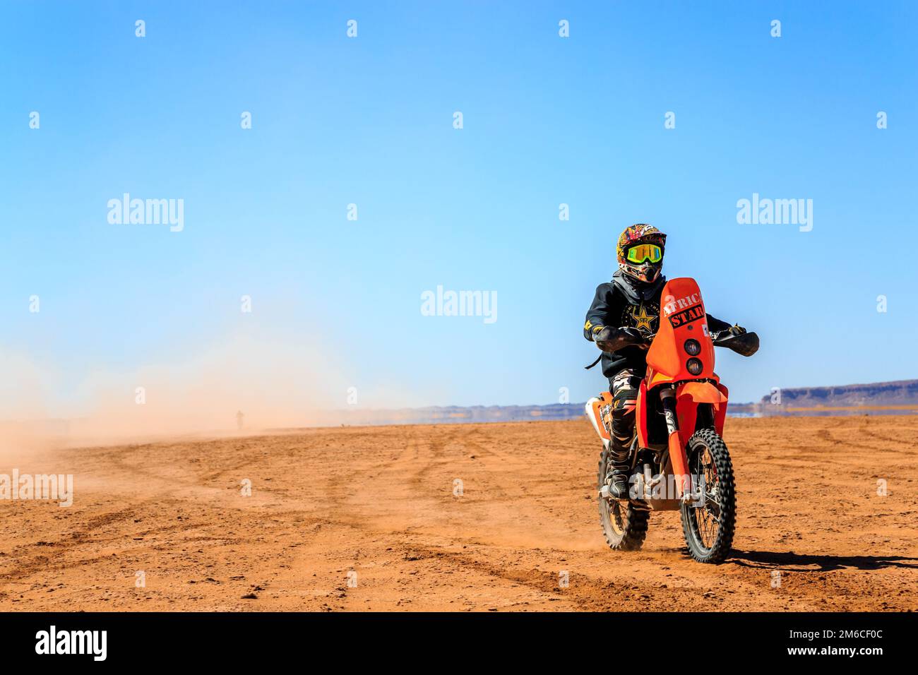 Ait Saoun, Maroc - 22 février 2016 : homme non identifié en casque à vélo dans le désert d'ait Saoun au Maroc. Banque D'Images