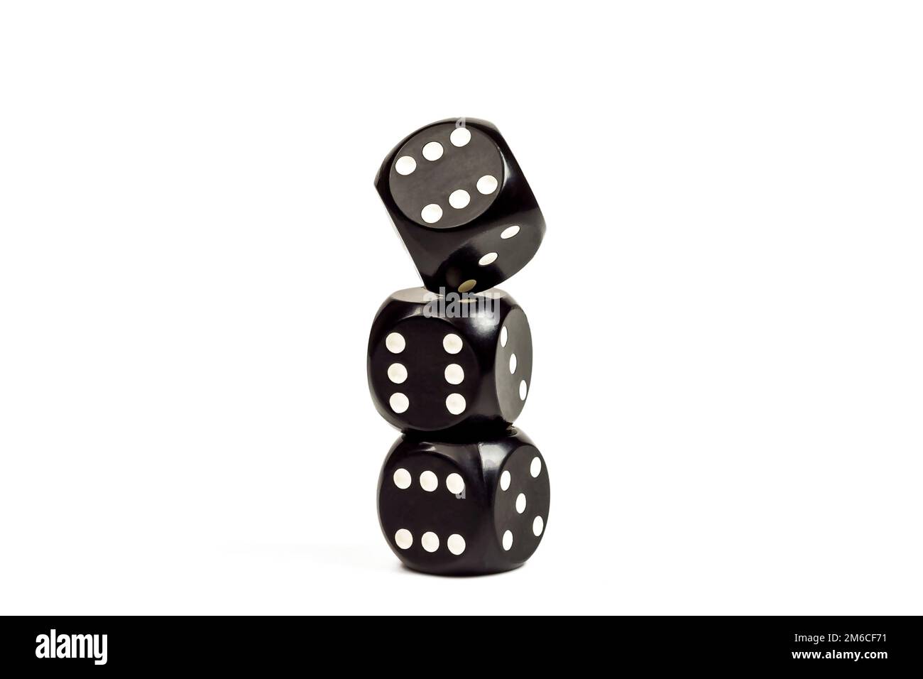 Sur fond blanc, les gros plans sont trois dés de poker l'un sur l'autre Banque D'Images
