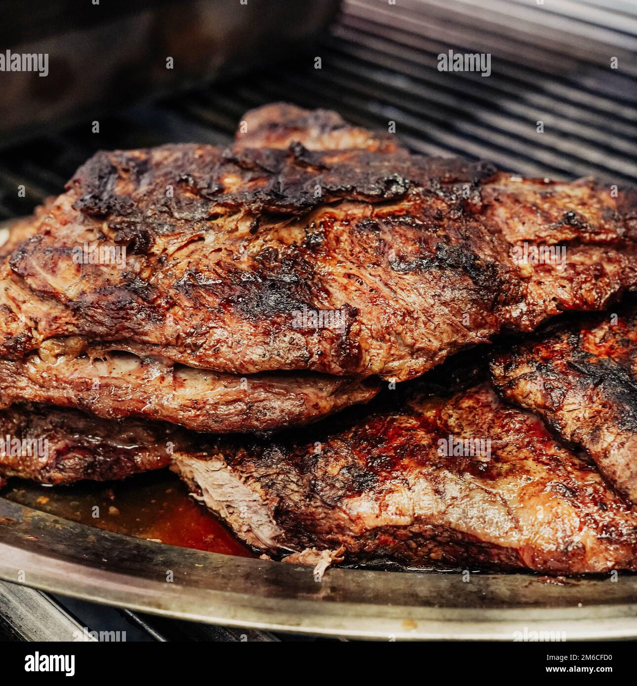 Rôti de bœuf sur le gril mais trop cuit Banque D'Images