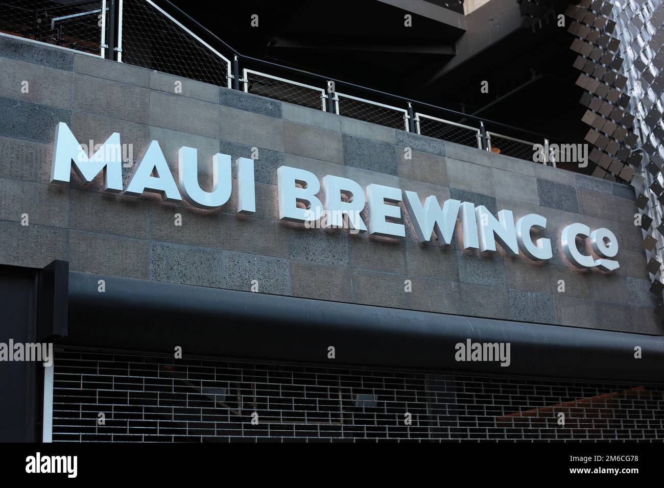 Honolulu, Hawaï - 3 janvier 2023: Avant de magasin fermé et le logo du nom de la société de micro-brasserie réussie Maui Brewing Co. Sur Kalakaua Ave à Waikiki Banque D'Images