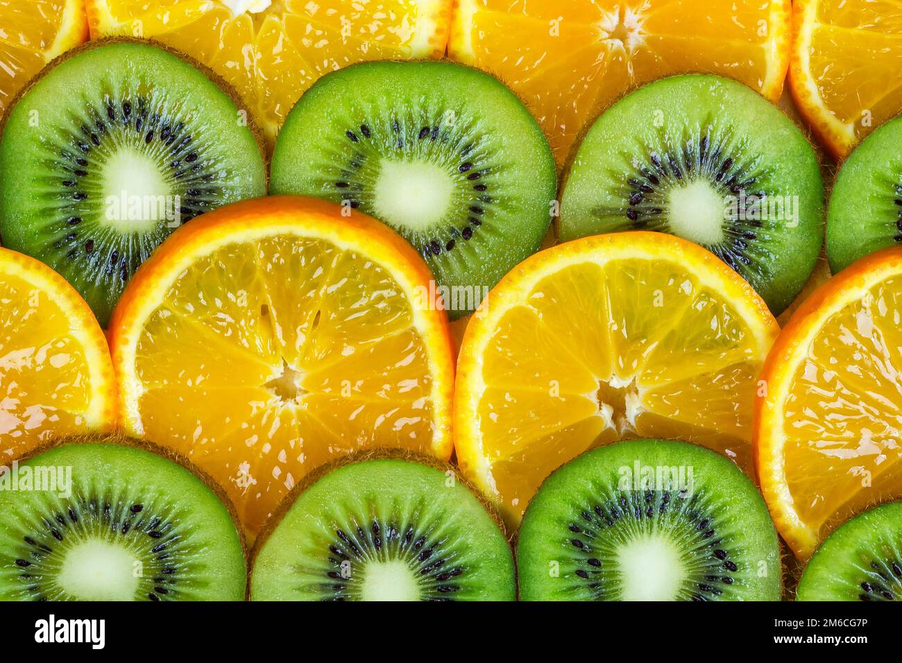 Les tranches de mandarine et le kiwi empilés sur l'ensemble de chaque image Banque D'Images