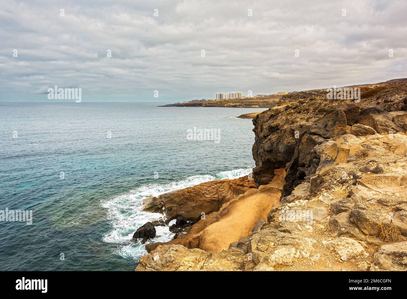 La côte rocheuse de l'île de Ténérife à Costa Adeje (Espagne) Banque D'Images