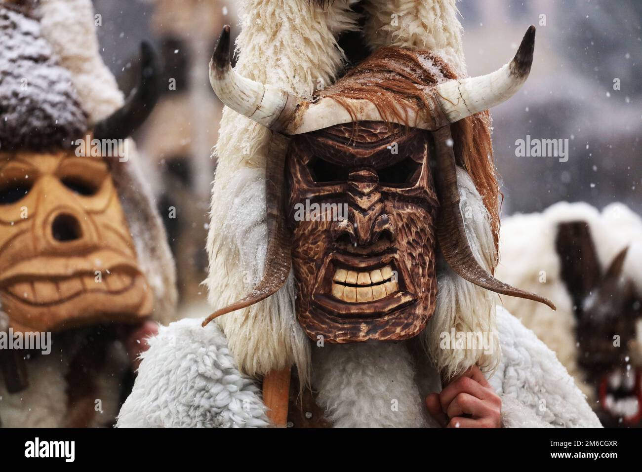 Cloches traditionnelles de costume de Kukeri lors d'un traditionnel des fêtes bulgares de Kukeri festival Banque D'Images