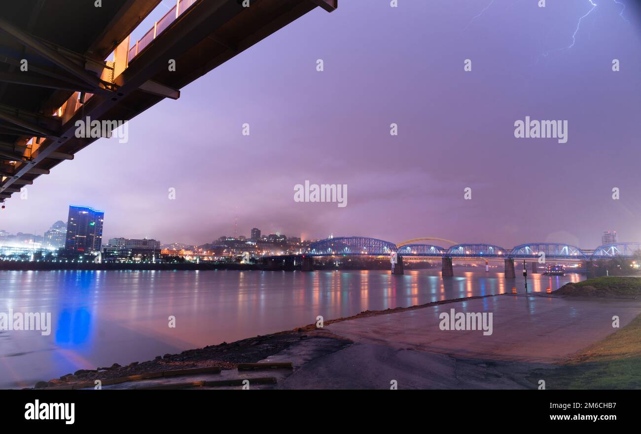 Refuge de la tempête sous le pont Ohio River Cincinnati Banque D'Images