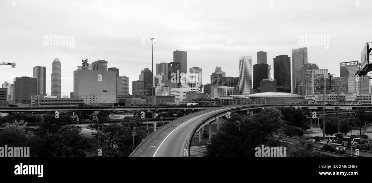 Ciel monochrome au-dessus du centre-ville de Houston Texas City Skyline Highway Transportation Banque D'Images