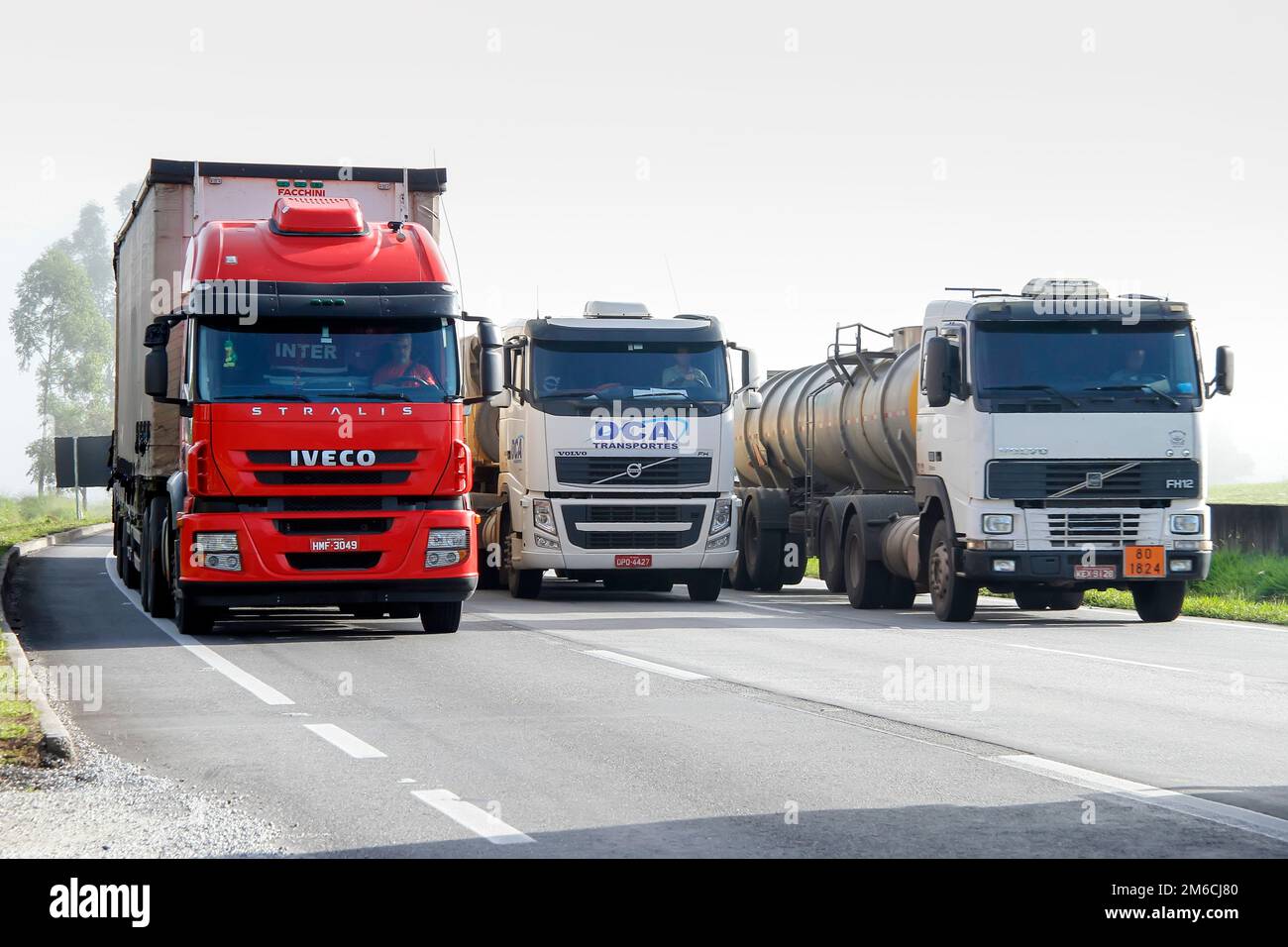 Minas Gerais, Brésil - 27 février 2015 : circulation et manutention de camions de transport sur l'autoroute Fernão Dias, BR 381 Banque D'Images