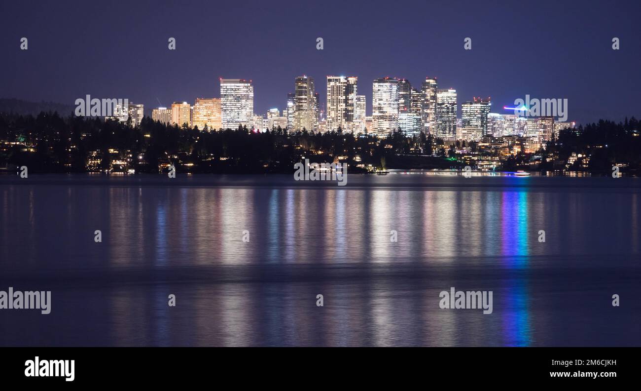 Lumière Reflection Water Bellevue Washington Downtown City Skyline Banque D'Images