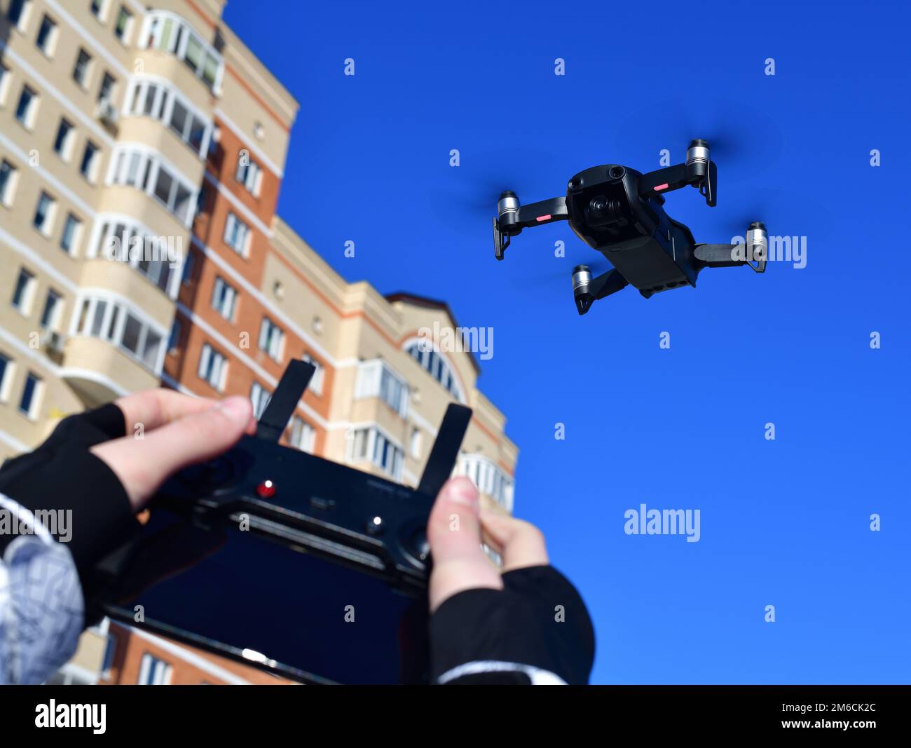 Quadrocopter vole dans le ciel et les mains avec un panneau de contrôle Banque D'Images