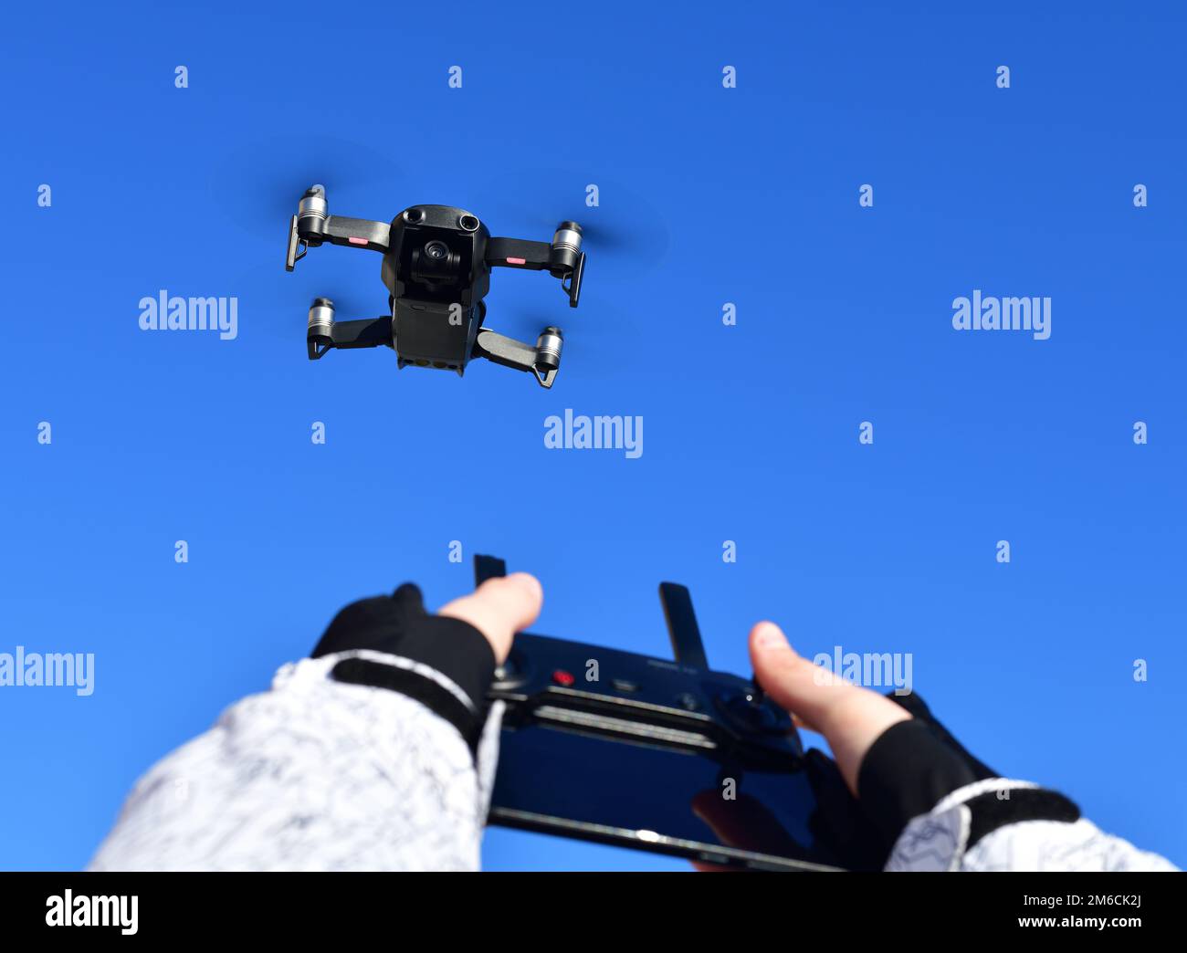 Quadrocopter vole dans le ciel et les mains avec un panneau de contrôle. Banque D'Images