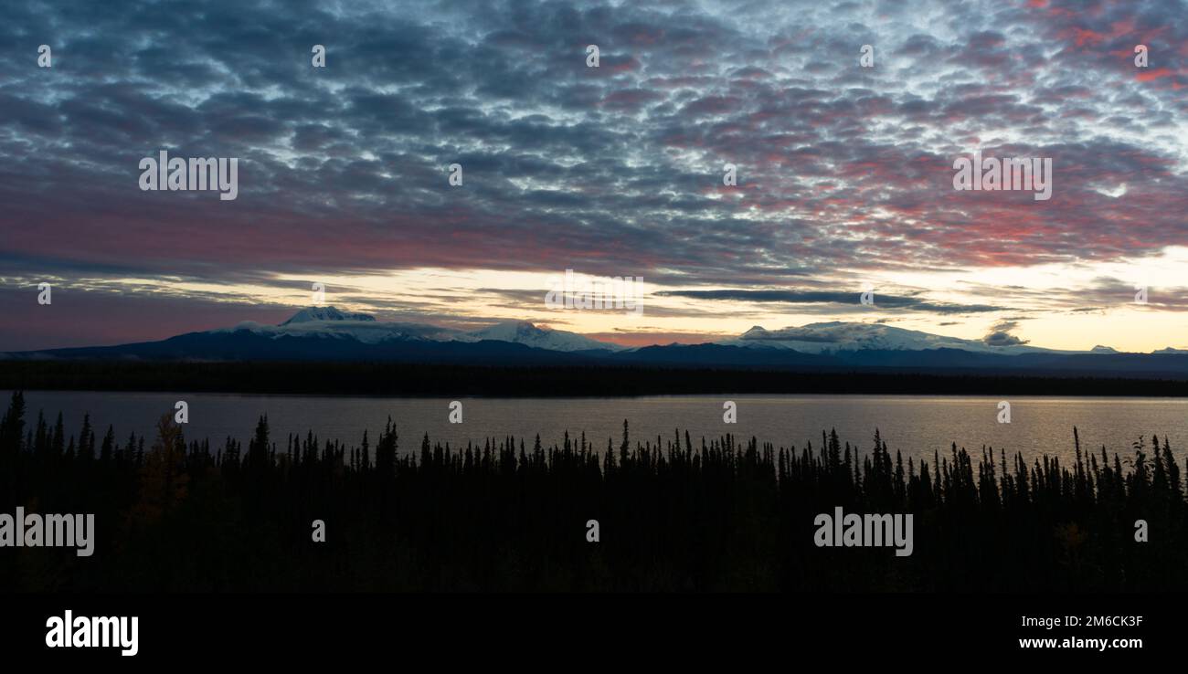 Le lac Willow surplombe Wrangell St-Elias, dans le sud de l'Alaska Banque D'Images