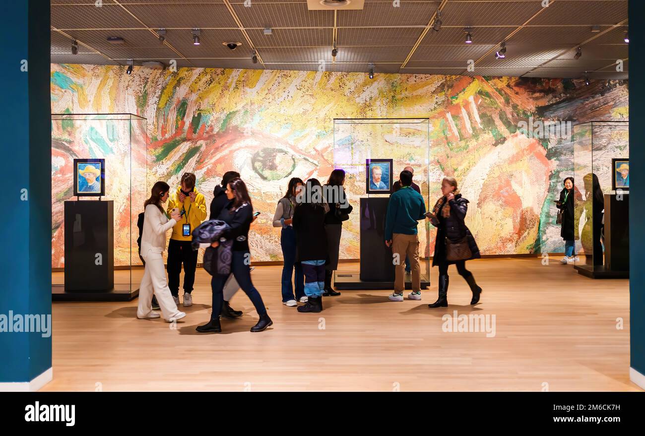 Amsterdam, pays-Bas - décembre 2022 : intérieur du musée Vincent Van Gogh à Amsterdam, pays-Bas avec des visiteurs Banque D'Images