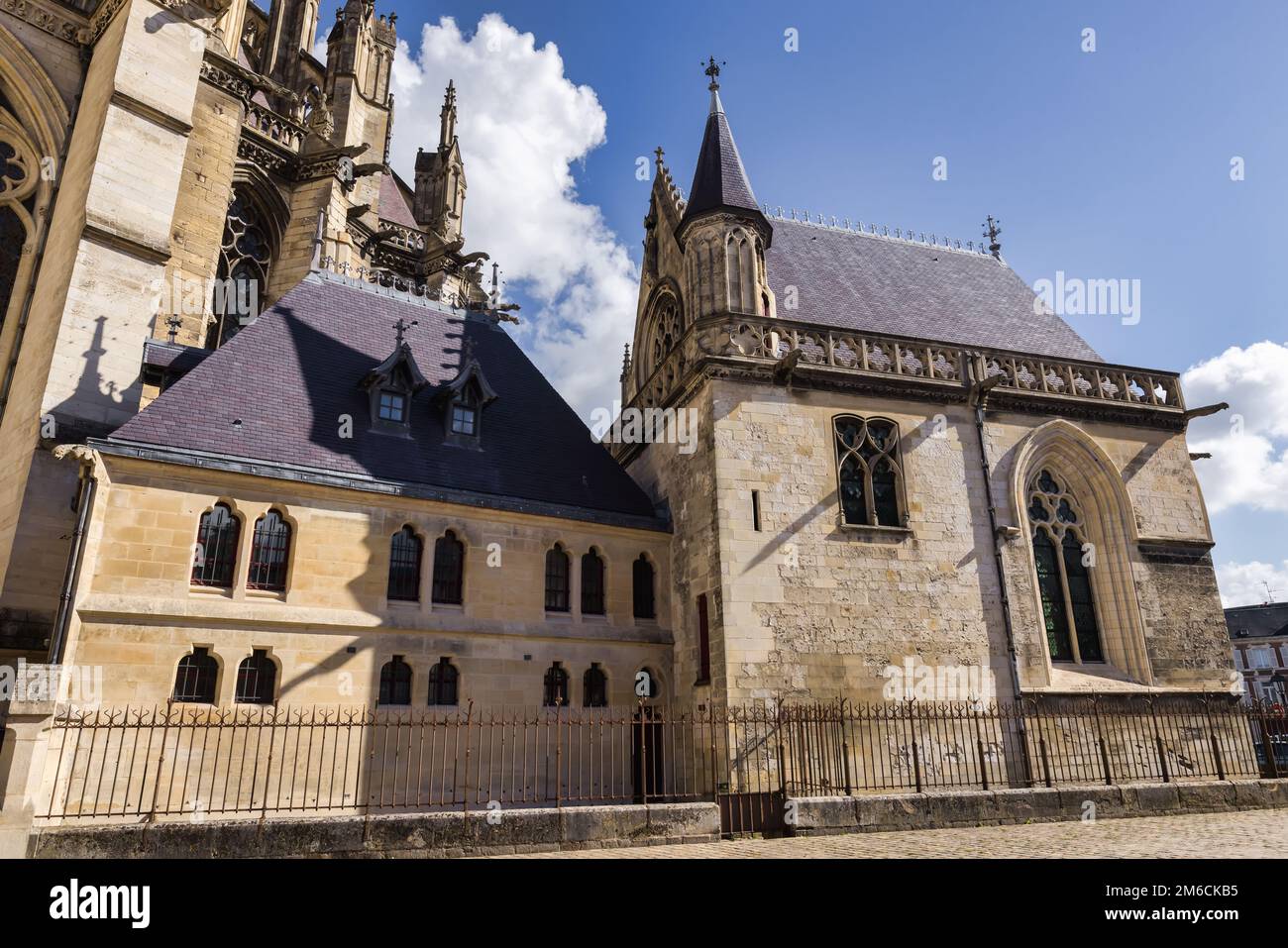 Bâtiment latéral de la célèbre cathédrale d'Amiens à Amiens, hauts-de-France, France Banque D'Images