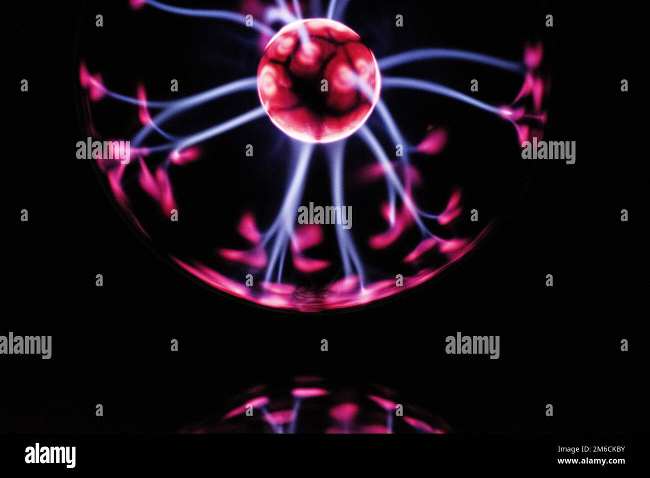 Boule de feu électrique. Photo abstraite des ondes électriques. Banque D'Images