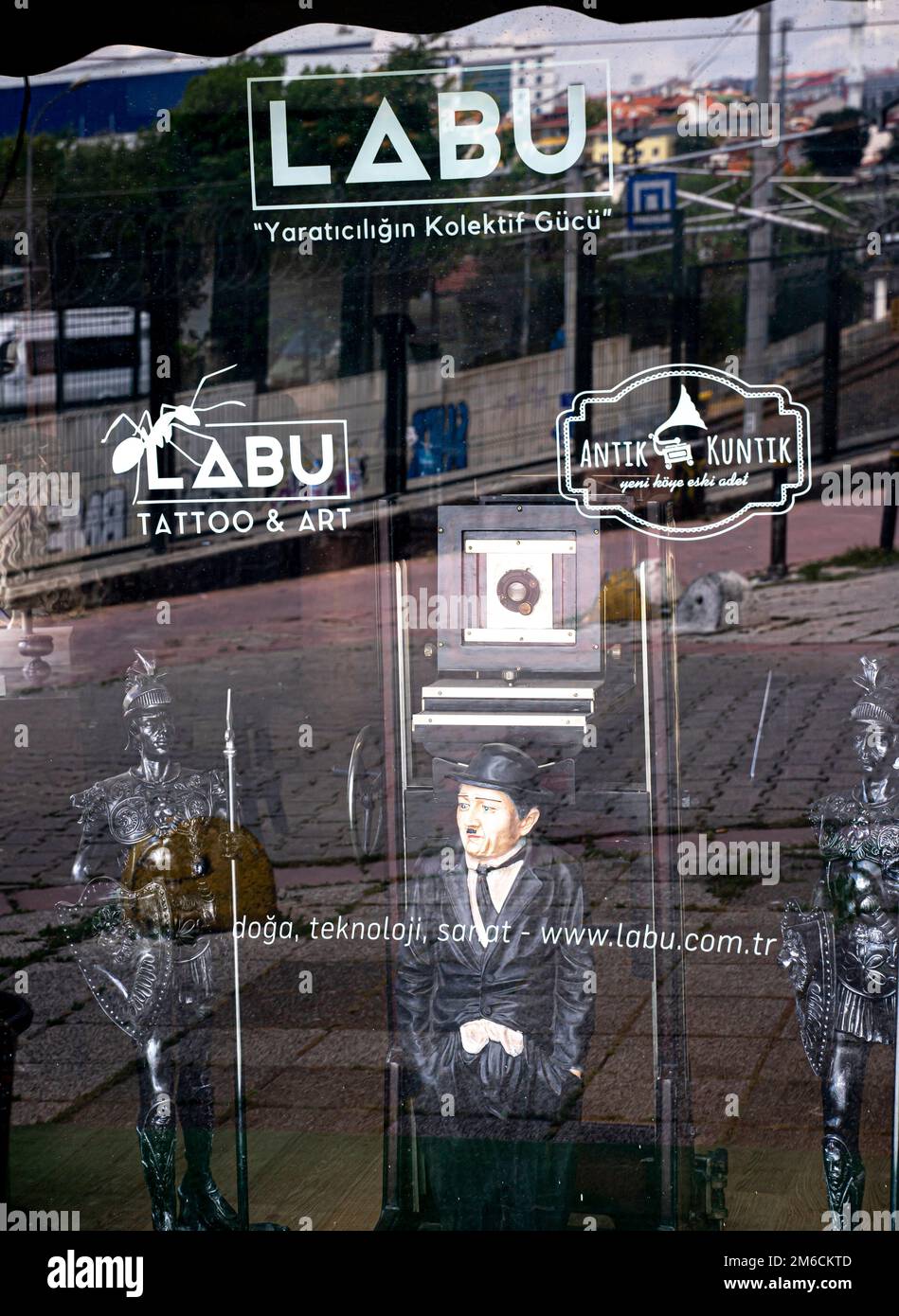 Boutique d'antiquités, fenêtre du magasin de lavu du salon de tatouage. Kadikoy, Istanbul Turquie Banque D'Images