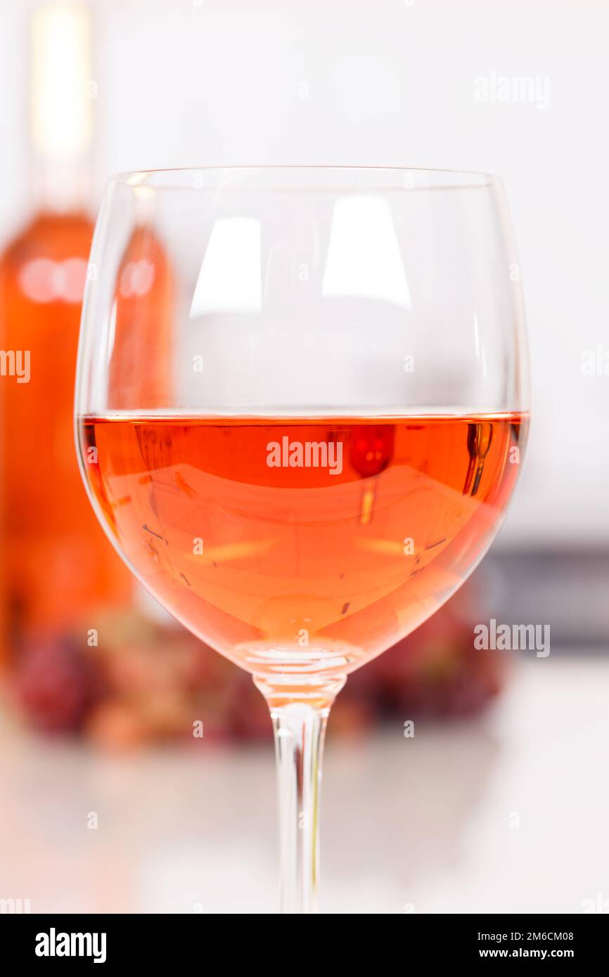 Bouteille de verre de grand format rose de vin Banque D'Images