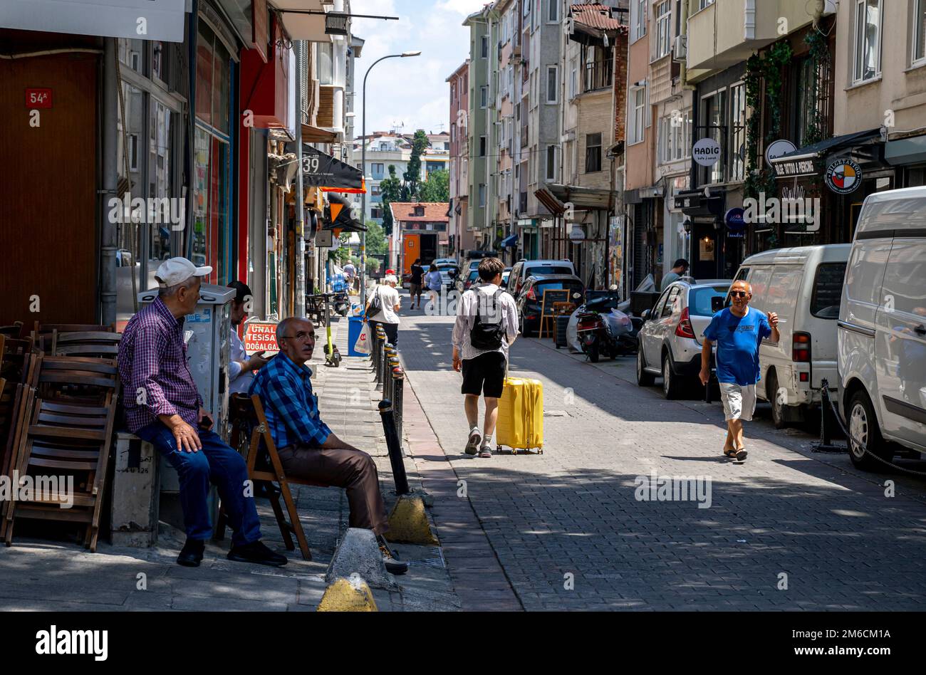 Les touristes arrivent avec leurs bagages dans le quartier historique du côté asiatique d'Istanbul - Kadikoy Istanbul Turquie Banque D'Images