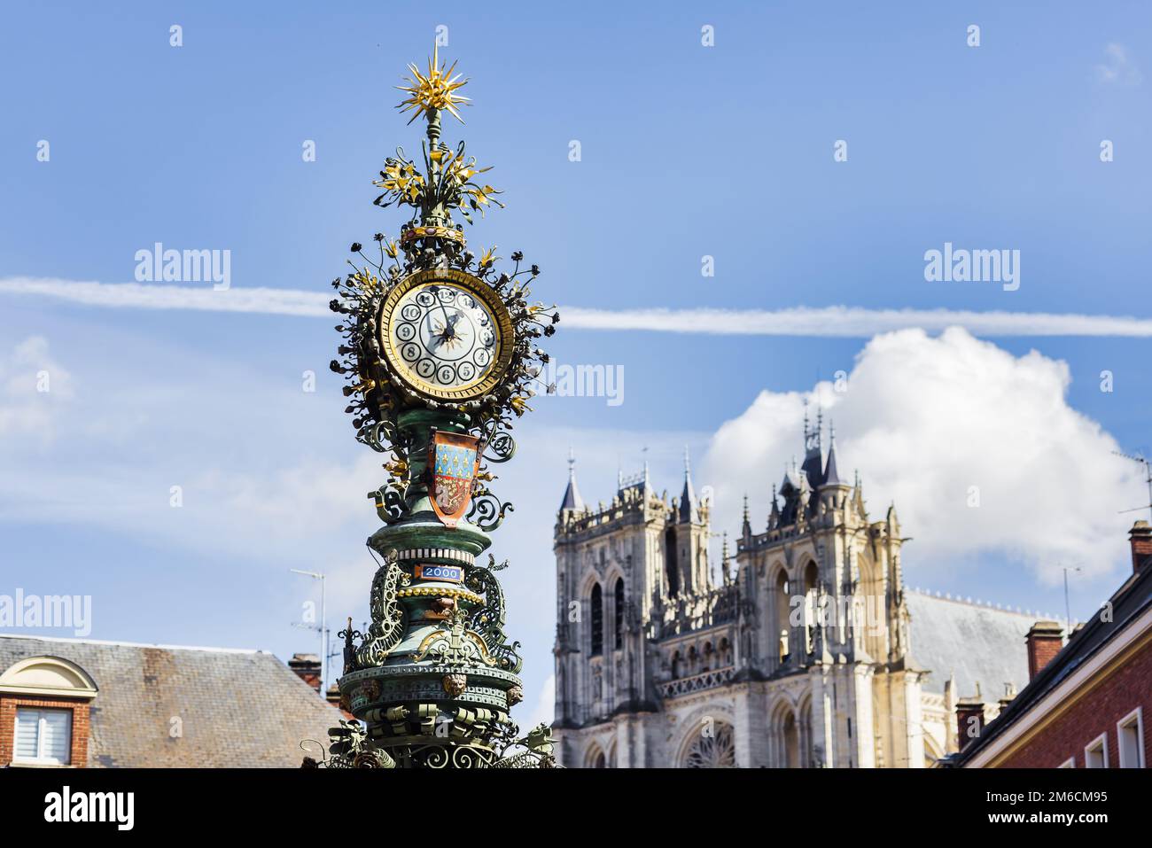 Horloge historique avec la célèbre cathédrale d'Amiens en arrière-plan, Amiens, hauts-de-France, France Banque D'Images