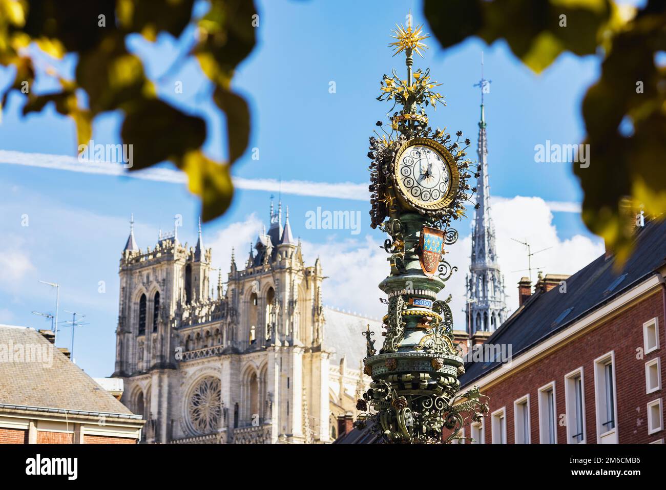 Horloge historique avec la célèbre cathédrale d'Amiens en arrière-plan, Amiens, hauts-de-France, France Banque D'Images