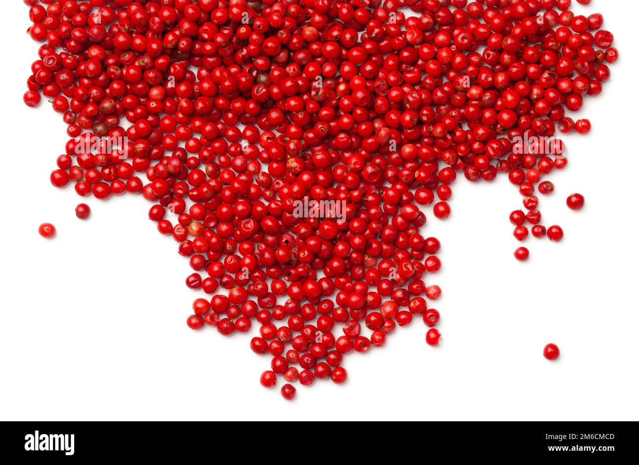 Poivre rose. Grains de poivre rouge isolés sur fond blanc Banque D'Images