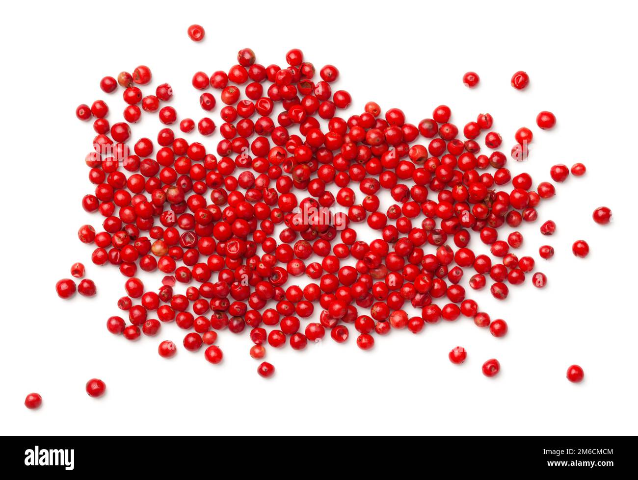 Poivre rose. Grains de poivre rouge isolés sur fond blanc Banque D'Images