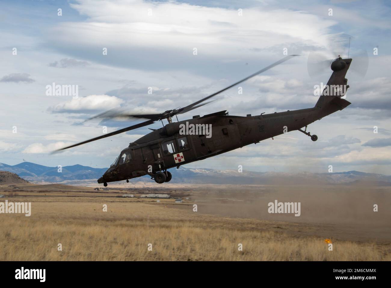 Un hélicoptère atterrit alors que des agents du 10th Groupe des forces spéciales (aéroporté) effectuent un exercice d'évacuation des victimes à 12 mars 2022, à fort Harrison, au Montana. L'exercice faisait partie de l'entraînement par temps froid au niveau du bataillon où les soldats apprennent à survivre et à exceller dans des environnements froids. (É.-U. Photo de l'armée par le Sgt Claudia Seal) Banque D'Images