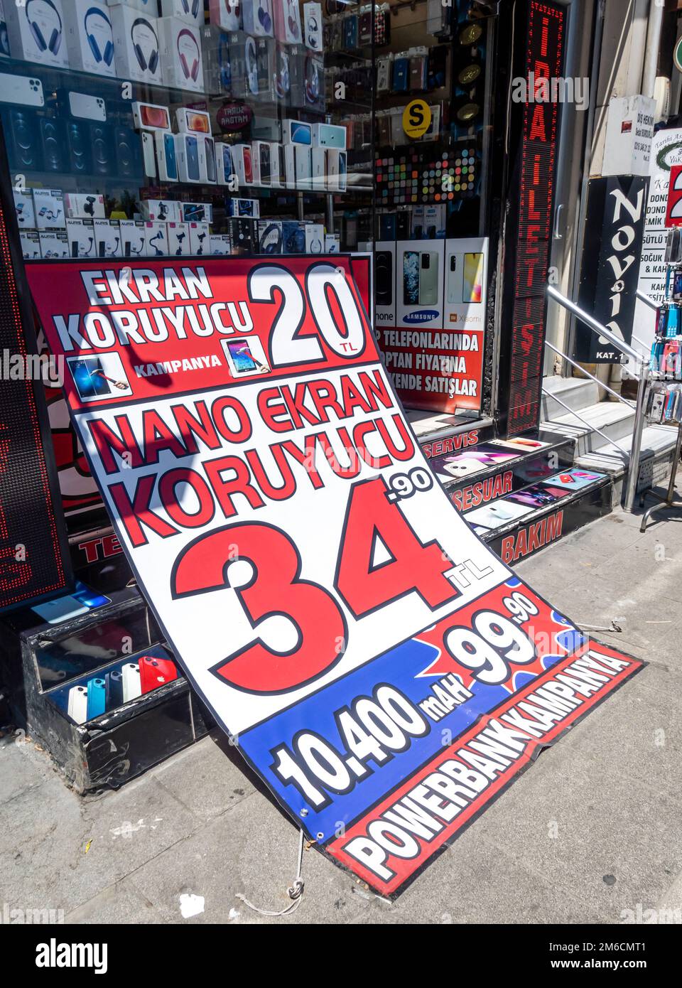 Affiche publicitaire sur écran de protection devant le magasin de téléphones cellulaires et d'accessoires à Istanbul, Turquie Banque D'Images