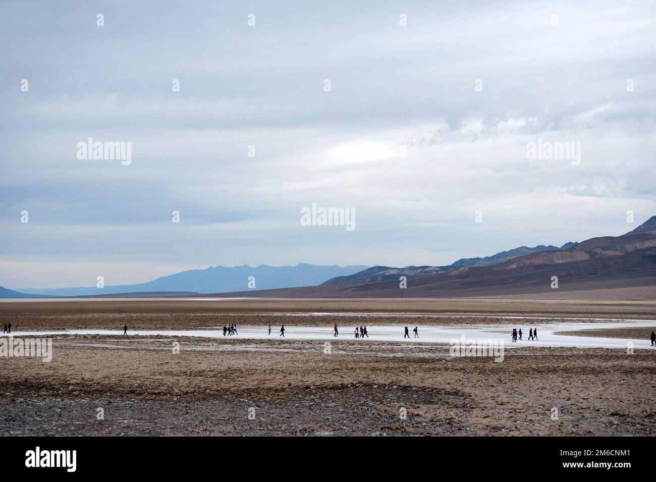 Visiteurs de la zone de Bad Water du parc national de la Vallée de la mort, Californie, États-Unis Banque D'Images