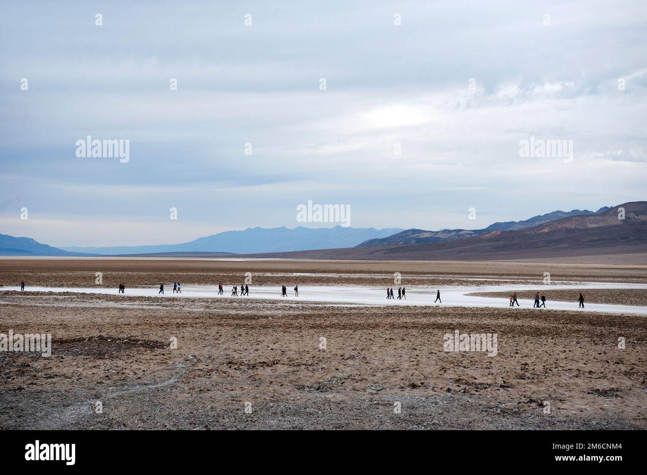 Visiteurs de la zone de Bad Water du parc national de la Vallée de la mort, Californie, États-Unis Banque D'Images