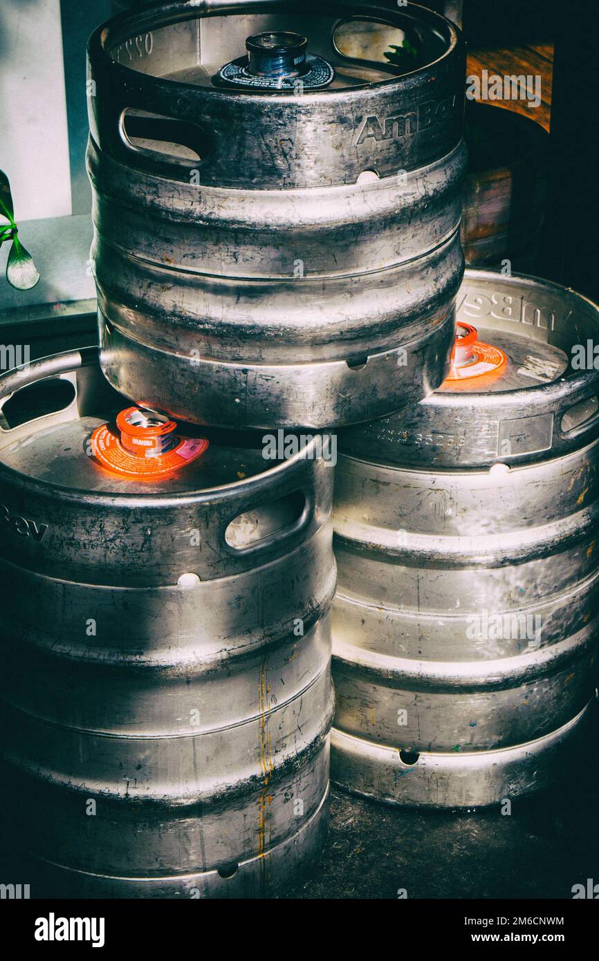 Barils de bière dans la rue. Banque D'Images