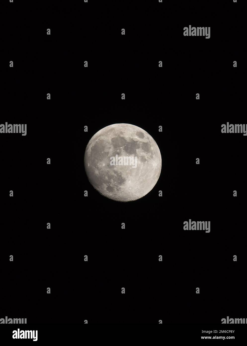 Cirage orientation verticale de la lune Gibbous Banque D'Images