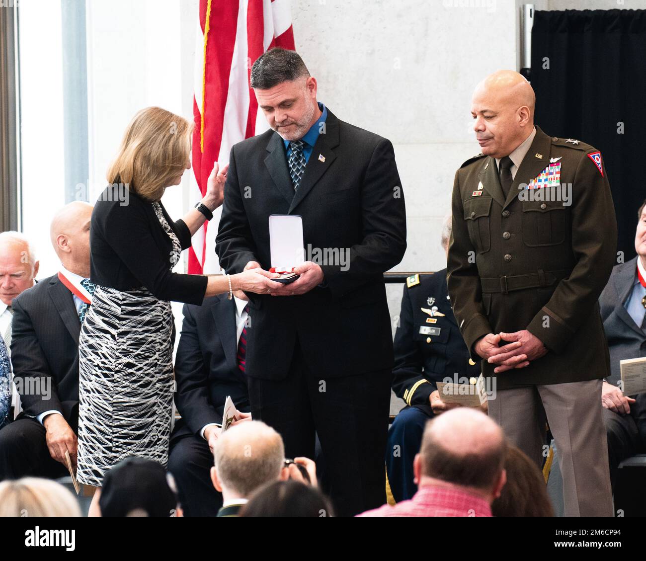 Le général de division Deborah Ashenhurst (à gauche), directeur du département des anciens combattants de l'Ohio, présente le Temple de la renommée militaire de l'Ohio pour la médaille de la vaillance à Joe carter lors de la cérémonie d'initiation de la classe OMOF de 2022 22 avril 2022, à l'atrium de l'État de l'Ohio à Columbus, Ohio. Carter est le fils du sergent de commandement à la retraite, le Maj. Jeffrey N. carter, qui a reçu la médaille Silver Star lorsqu'il a servi avec la division Cavalry de 1st au Vietnam. Après son service dans l'Armée régulière, carter, qui est décédé en janvier dernier, a rejoint la Garde nationale de l'Armée de l'Ohio, servant avec le Calvaire de 107th Armored et RE Banque D'Images