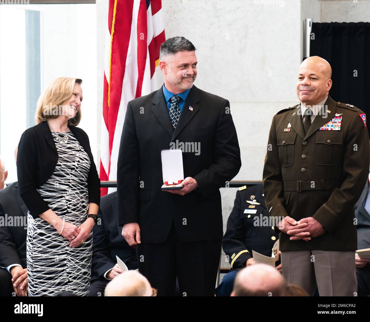 Le général de division Deborah Ashenhurst (à gauche), directeur du département des anciens combattants de l'Ohio, présente le Temple de la renommée militaire de l'Ohio pour la médaille de la vaillance à Joe carter lors de la cérémonie d'initiation de la classe OMOF de 2022 22 avril 2022, à l'atrium de l'État de l'Ohio à Columbus, Ohio. Carter est le fils du sergent de commandement à la retraite, le Maj. Jeffrey N. carter, qui a reçu la médaille Silver Star lorsqu'il a servi avec la division Cavalry de 1st au Vietnam. Après son service dans l'Armée régulière, carter, qui est décédé en janvier dernier, a rejoint la Garde nationale de l'Armée de l'Ohio, servant avec le Calvaire de 107th Armored et RE Banque D'Images