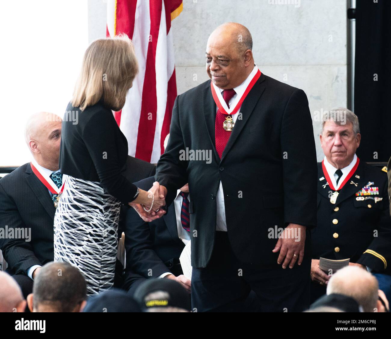 Le général de division Deborah Ashenhurst (à gauche), directeur du ministère des anciens combattants de l'Ohio, félicite les États-Unis Le vétéran de l'armée Franklin D. Moore après lui avoir présenté le Temple de la renommée militaire de l'Ohio pour la médaille de la vaillance lors de la cérémonie d'induction de la classe OMOHO de 2022 22 avril 2022, à l'atrium de l'État de l'Ohio à Columbus, Ohio. Moore a reçu l'étoile de bronze avec le dispositif de Valor alors qu'il a servi comme medic dans la Compagnie de quartier général, 2nd Bataillon, 3rd Régiment d'infanterie, 199th Brigade d'infanterie, pendant une patrouille de combat au Vietnam en janvier 1969. L'OMHOF reconnaît les anciens combattants de l'Ohio qui ont été récompensés Banque D'Images