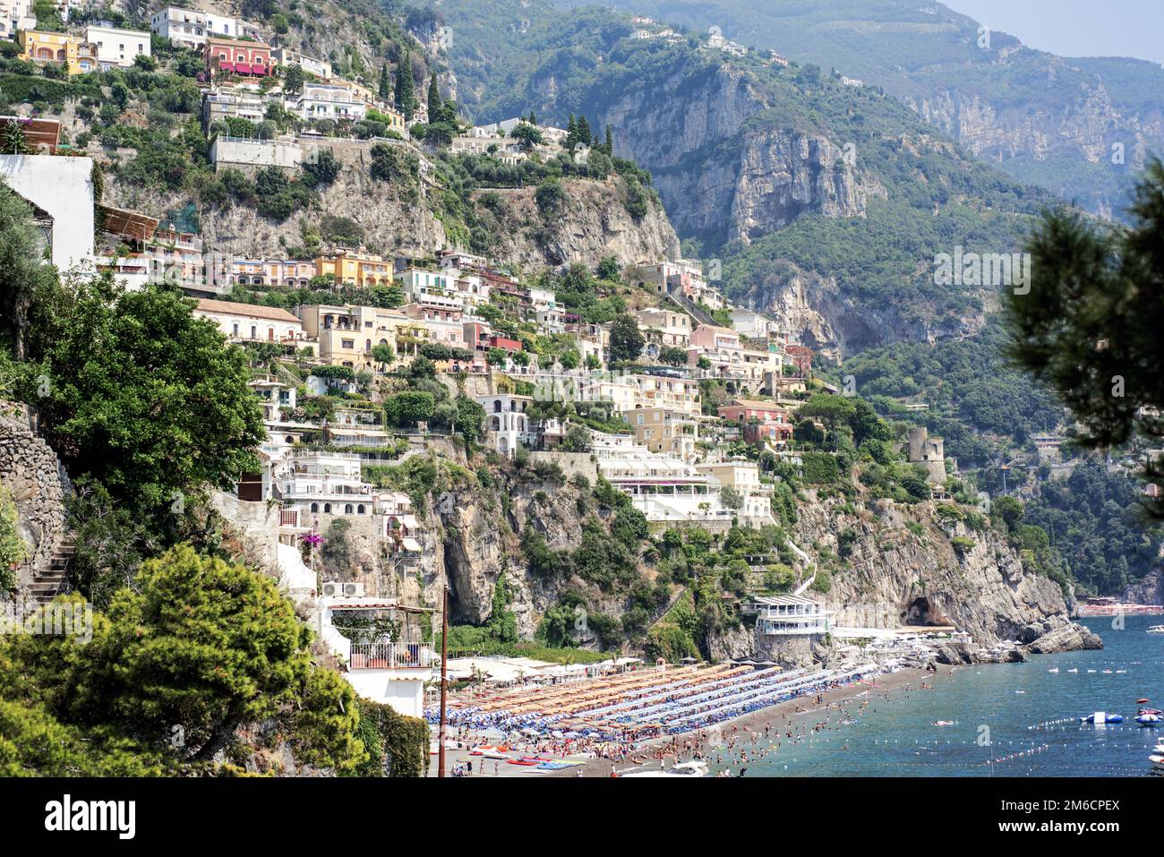 Côte de la ville italienne de Positano. Jour ensoleillé d'été. Photo abstraite de vacances. Banque D'Images