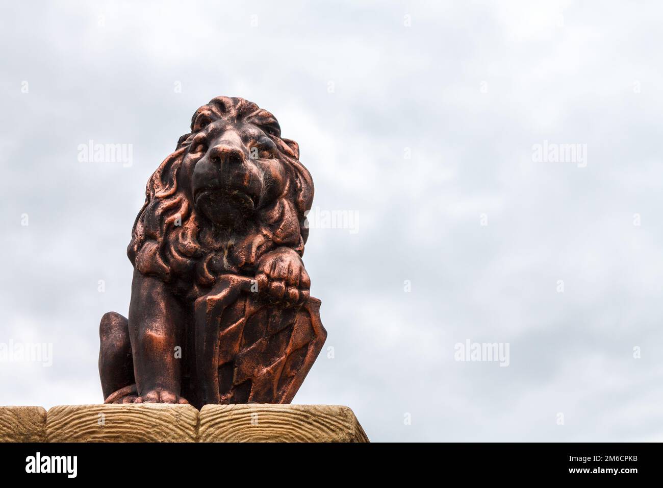 Un lion décoratif avec un bouclier comme un ornement de la maison et un symbole de chance, de force et de puissance. Banque D'Images