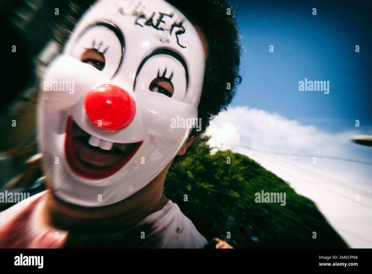 Masque clown dans un carnaval de rue au Brésil. Banque D'Images