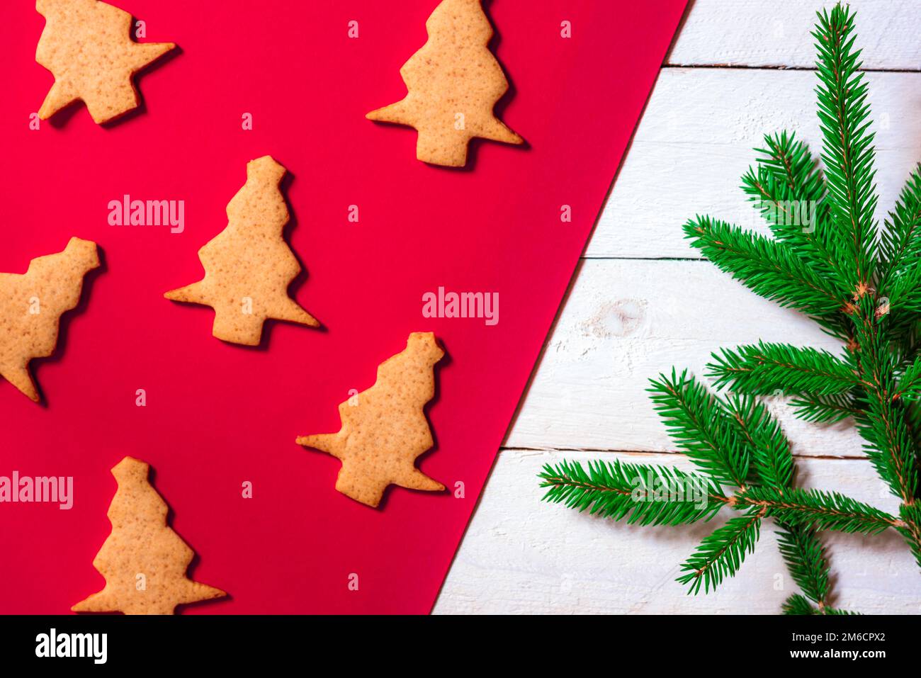 Biscuits en forme d'arbre de Noël et branche de sapin Banque D'Images