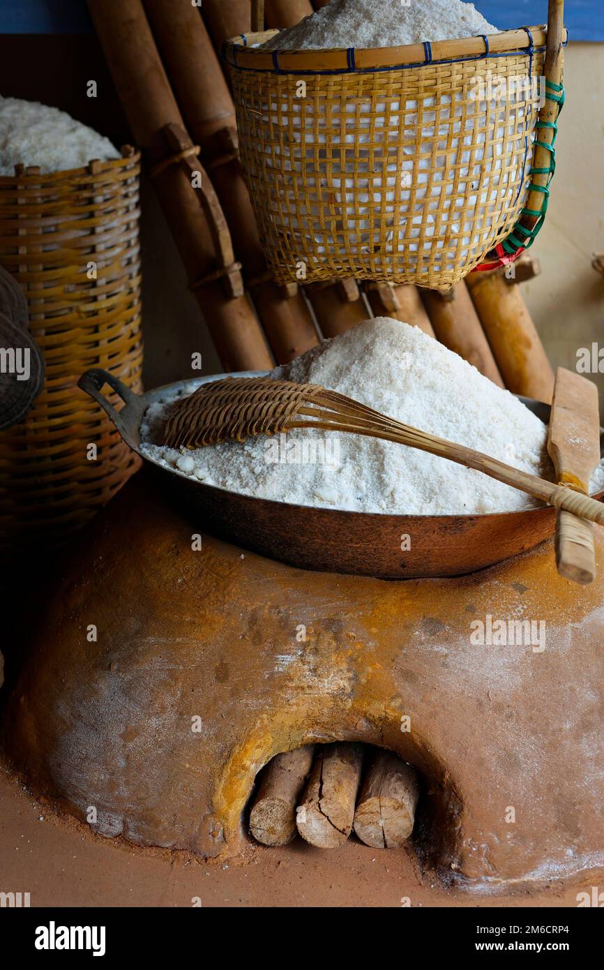 processus traditionnel de séchage du sel avec feu de bois dans le nord de la thaïlande Banque D'Images